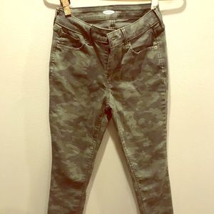 Like new Old navy camo skinny jeans size 4